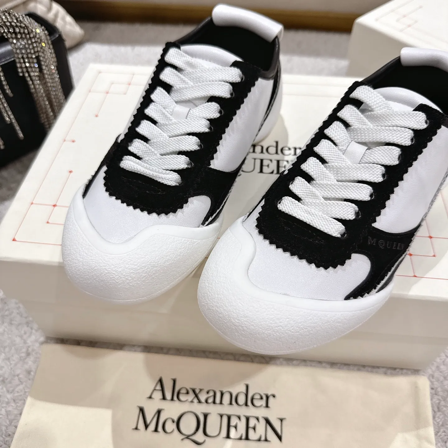 👟👟Ex-factory price 600👟👟 Men's size +10 2025 McQueen's new AIexanderMcQUEEN✅ The original quality has been certified! The original version is reproduced 1:1, and the latest lace-up casual shoes are released simultaneously. • McQueen logo • Round toe box • Lightweight segmented sole design, made of imported stretch breathable fabric + grained cowhide, soft inner lining and insole, comfortable for walking and not stuffy on the feet. Five colors: black/white·white·off-white·black/brown·yellow Fabric: grained cowhide + stretch fabric + cow suede Insole: imported sheepskin Women’s model: 35–40 (40 for women is not returnable) Men’s model: 39–45 (45 for men is not returnable)